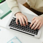 ¿Dónde estudiar comunicación online? Pros y contras